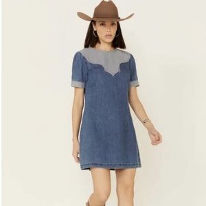 Wrangler Retro Women’s Denim Dress — super cute and never worn! Size medium.💗